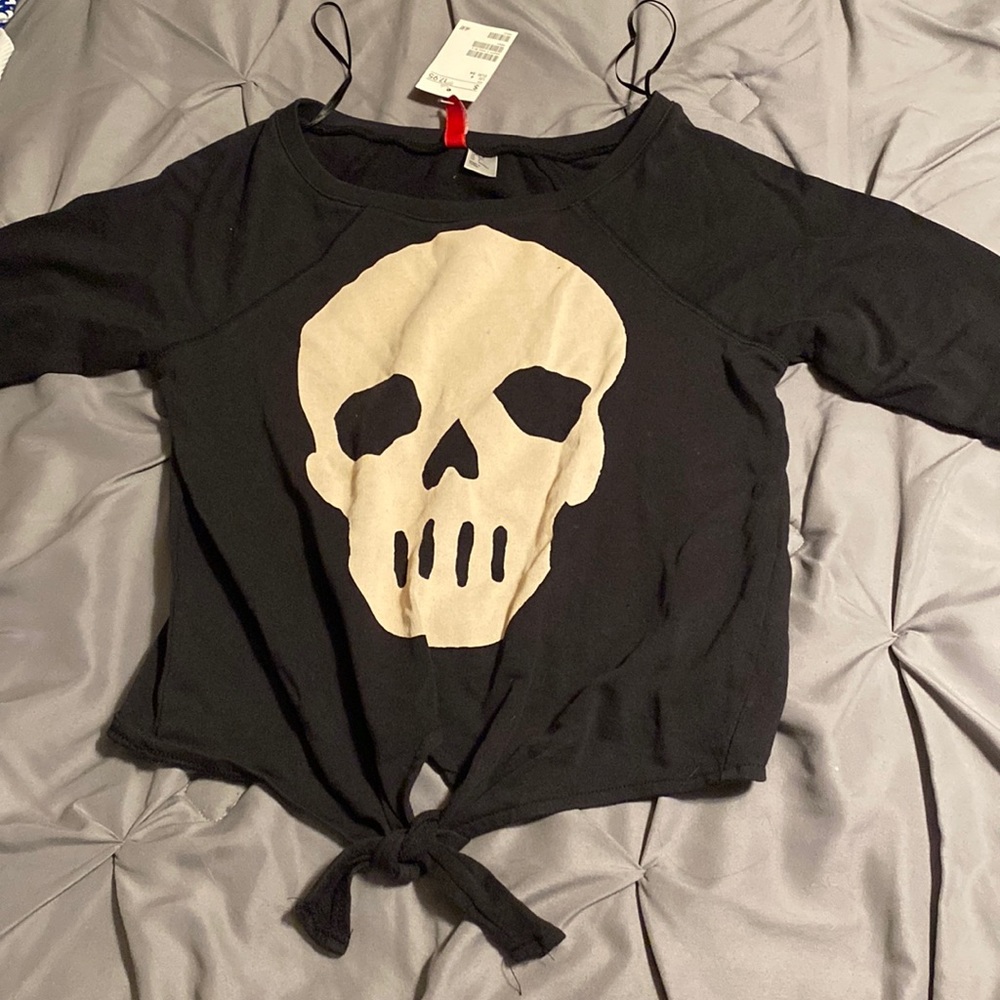 Off the shoulder & tied at the bottom skull shirt